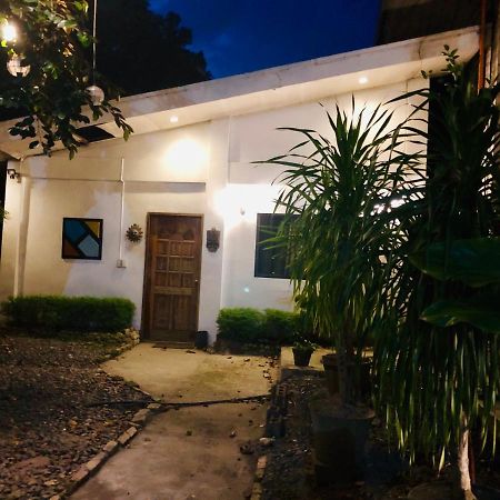 The White Bed And Breakfast バコロ エクステリア 写真